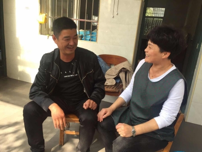 黨員走訪職工家屬，為同事解決疑難問題