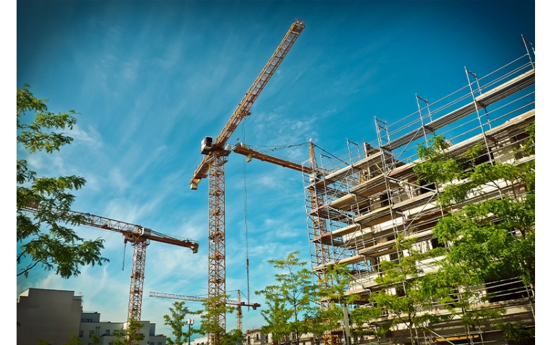 建筑施工項(xiàng)目管理項(xiàng)目是建筑施工企業(yè)最基本的業(yè)務(wù)單元，企業(yè)開(kāi)展數(shù)字化轉(zhuǎn)型要以項(xiàng)目為基石，緊緊圍繞不同項(xiàng)目類(lèi)型、階段、業(yè)務(wù)全場(chǎng)景開(kāi)展，最終實(shí)現(xiàn)企業(yè)數(shù)字化轉(zhuǎn)型升級(jí)。隨著工程建設(shè)項(xiàng)目投資規(guī)模增長(zhǎng)，建筑物形式多樣、體量大、結(jié)構(gòu)復(fù)雜，同時(shí)建筑施工周期長(zhǎng)，使用的材料品種多，耗用量大。建筑施工項(xiàng)目管理主要呈現(xiàn)以下特點(diǎn)。覆蓋面廣建筑施工項(xiàng)目管理綜合性強(qiáng)、涉及面廣，需要工程、商務(wù)、技術(shù)等部門(mén)多方協(xié)同，同時(shí)還涉及建筑、